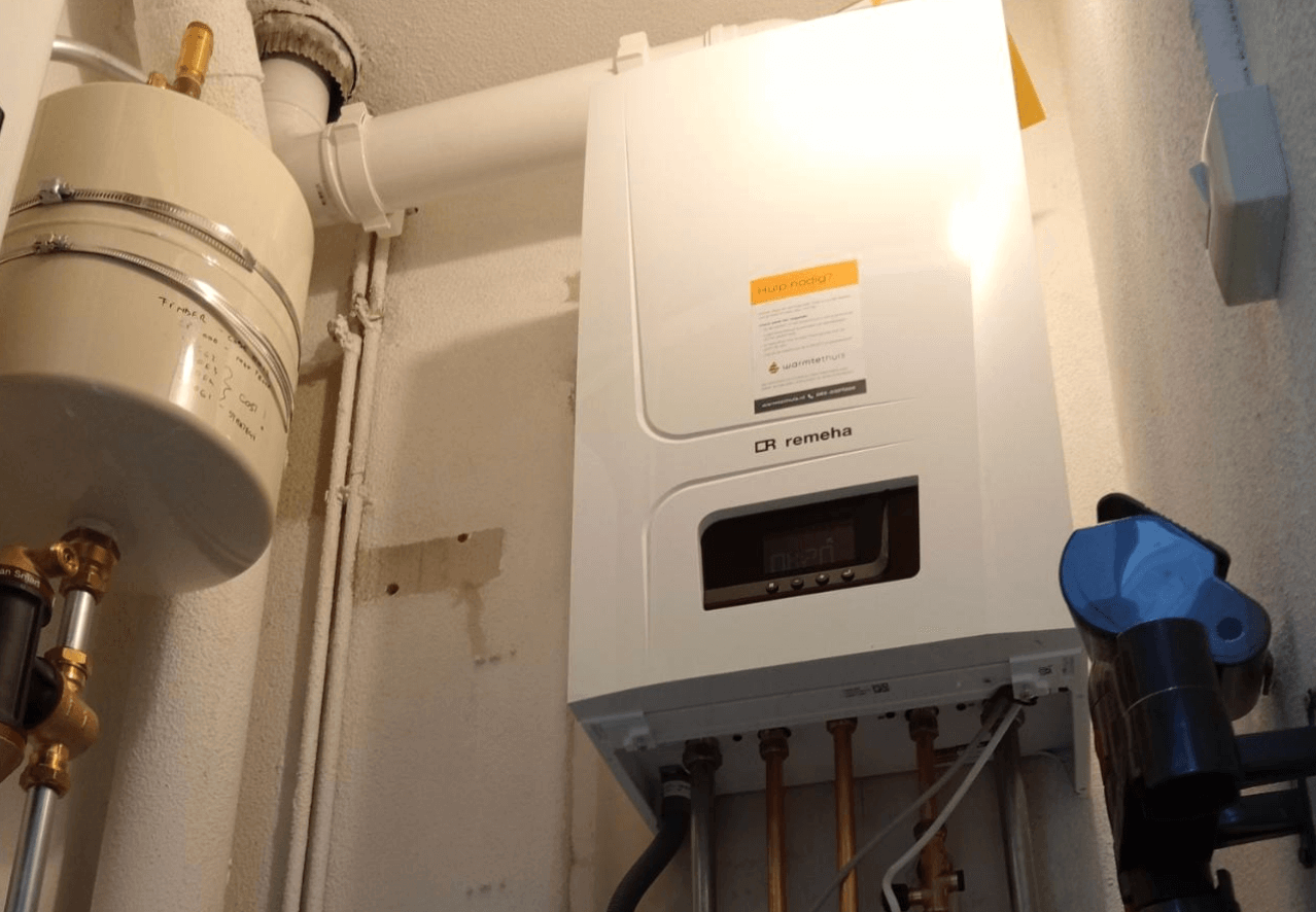 Foto3:Overzicht cv-ruimte met de nieuwe cv-ketel